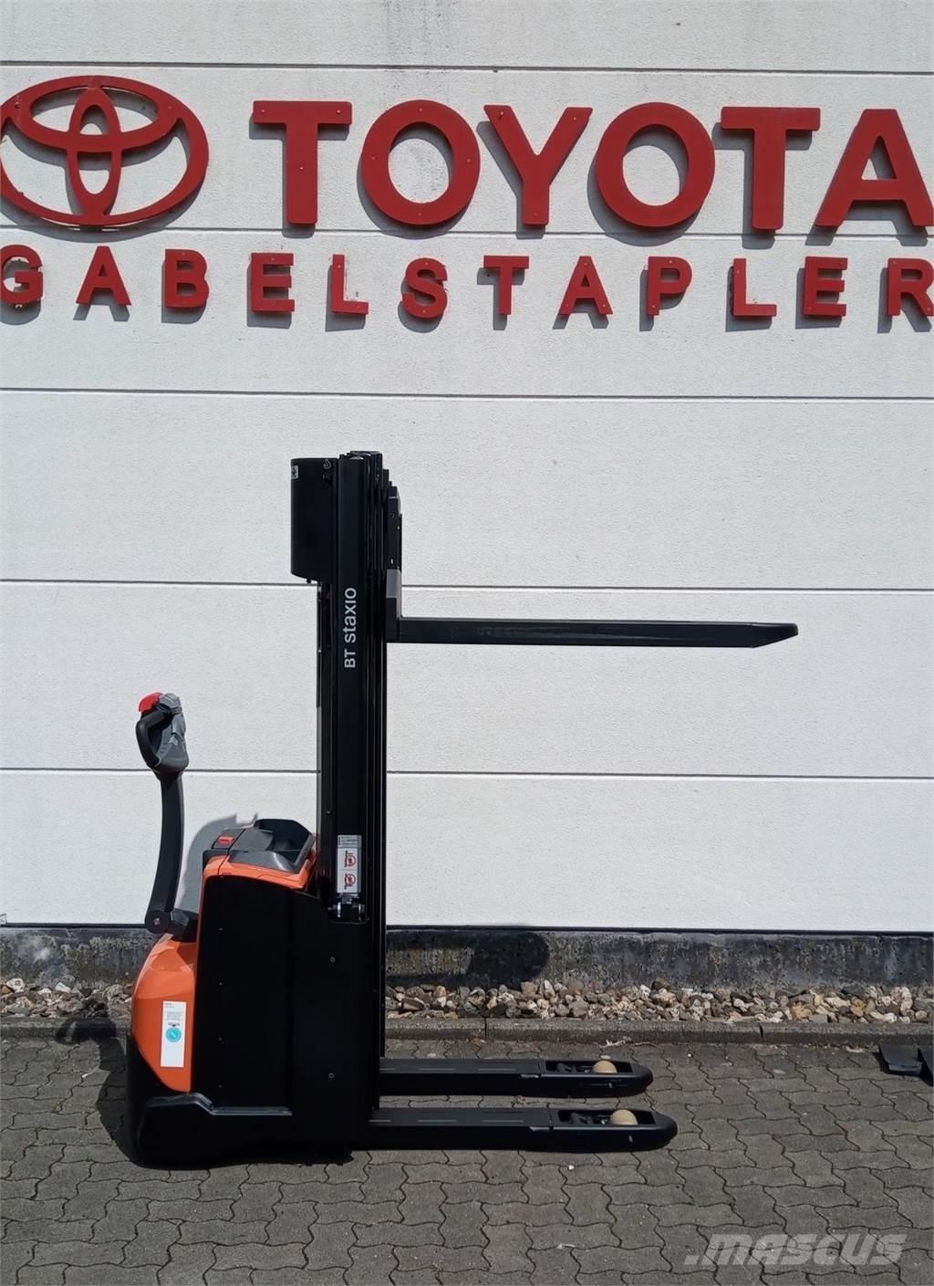Toyota SWE140L Pedestrian stacker