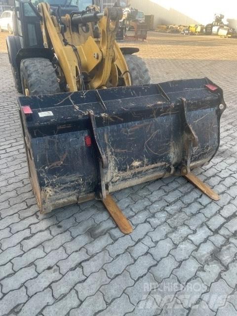CAT 906 Wheel Loaders