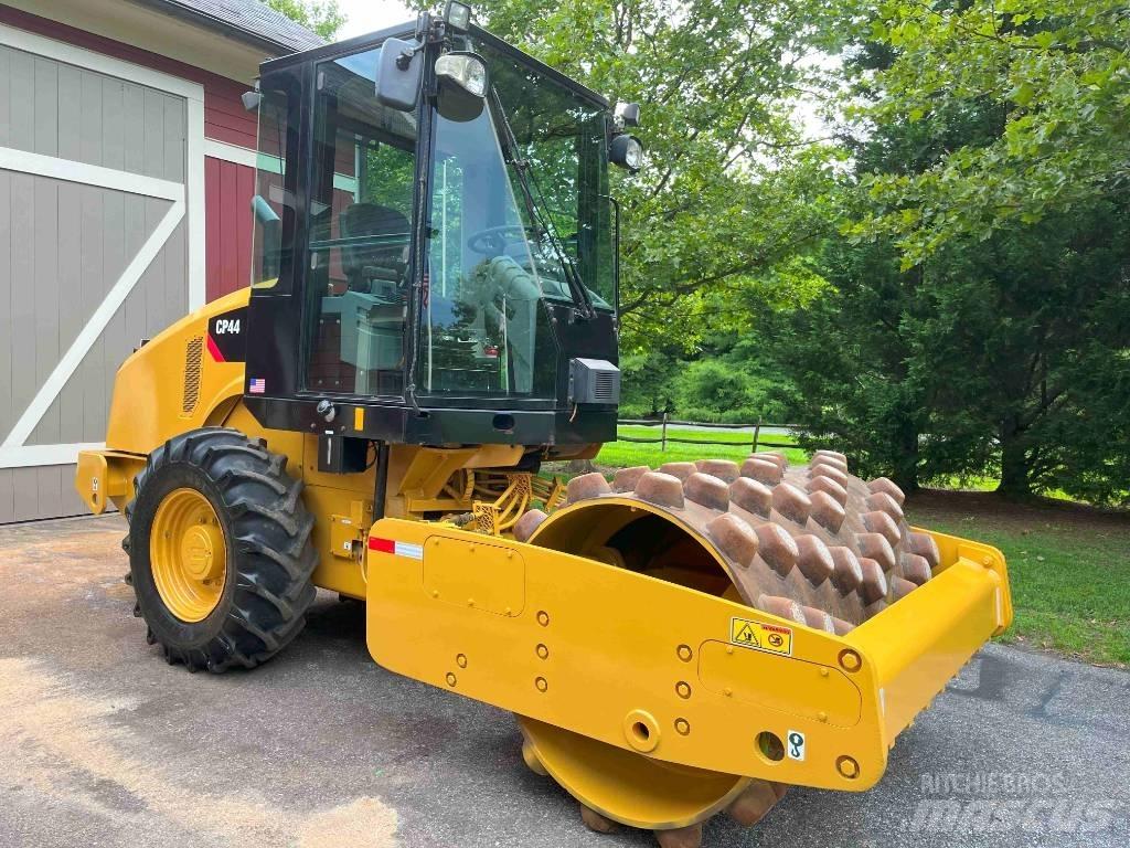 CAT CP 44 Single drum rollers
