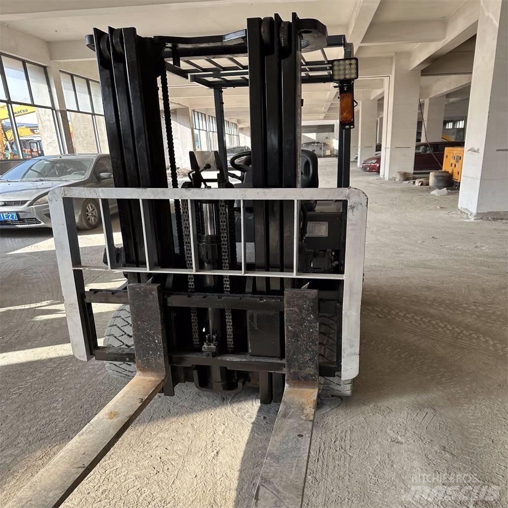 TCM FB25-7 Electric Forklifts