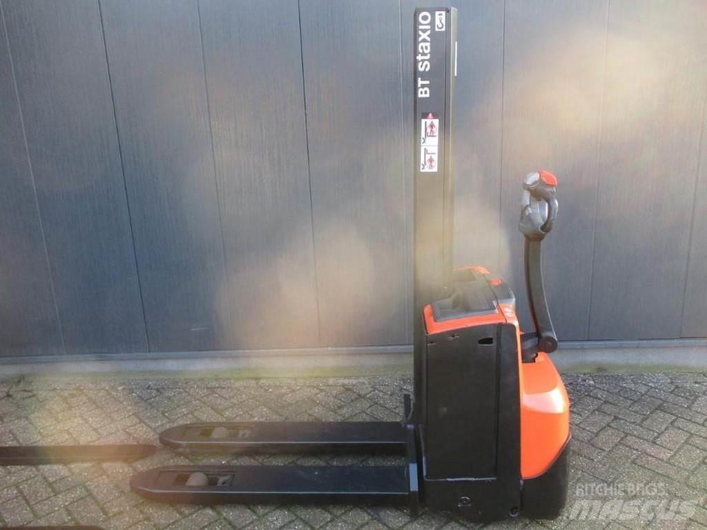 Toyota SWE 080L Pedestrian stacker