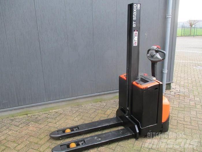 Toyota SWE 080L Pedestrian stacker