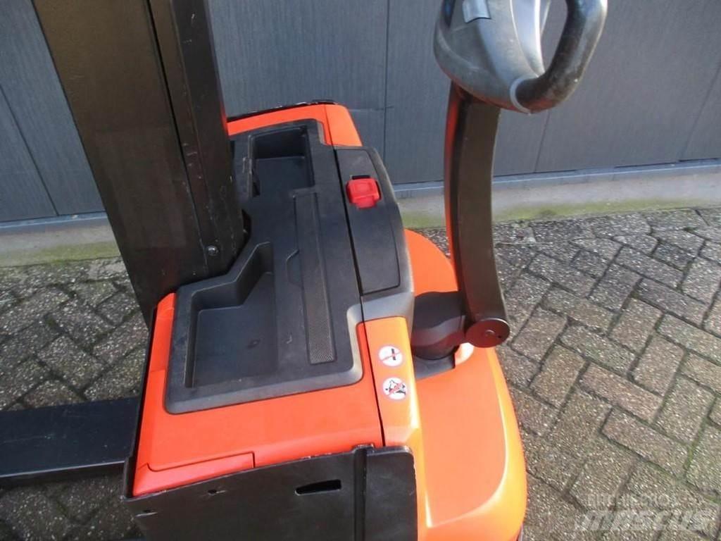 Toyota SWE 080L Pedestrian stacker
