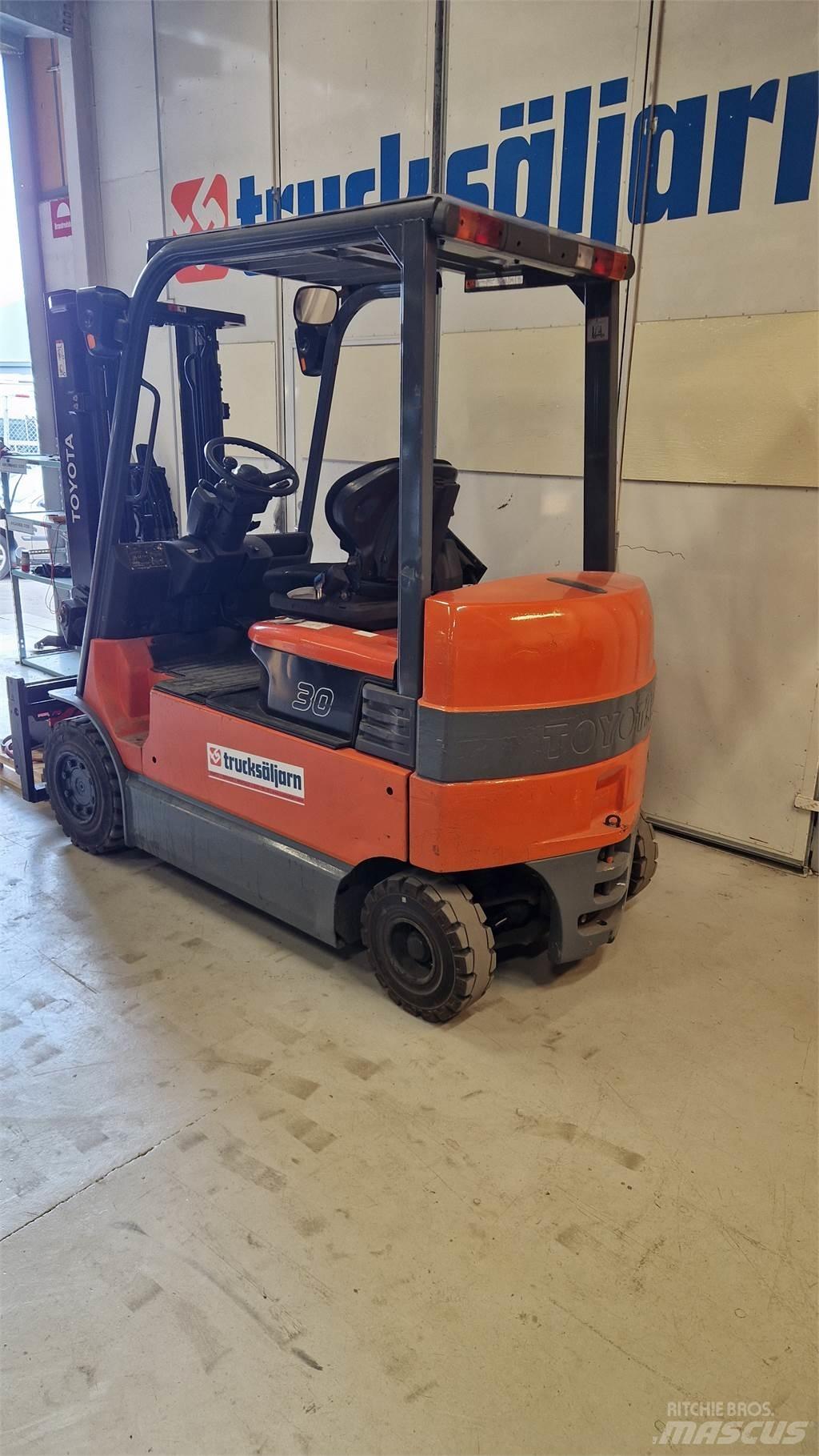 Toyota 7FBMF30 Electric Forklifts