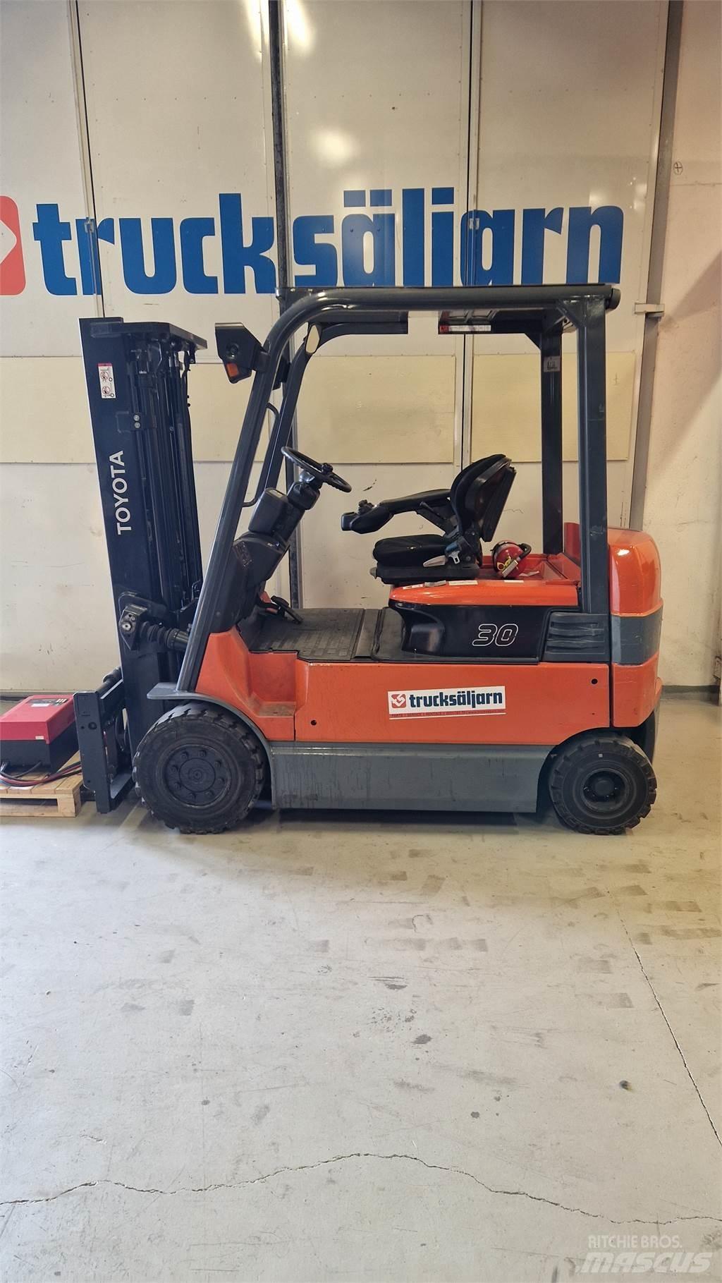 Toyota 7FBMF30 Electric Forklifts
