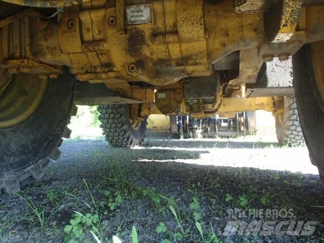 DEERE 410J Backhoe Loaders