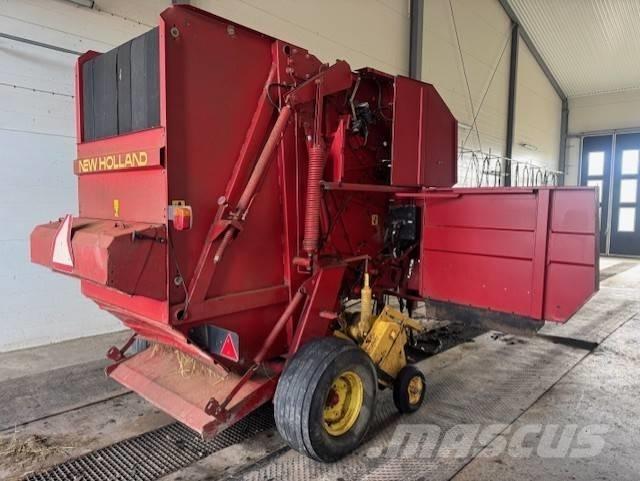 New Holland 654 Round Balers