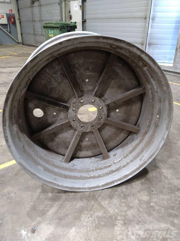 Massey Ferguson 7718 Tires, wheels and rims