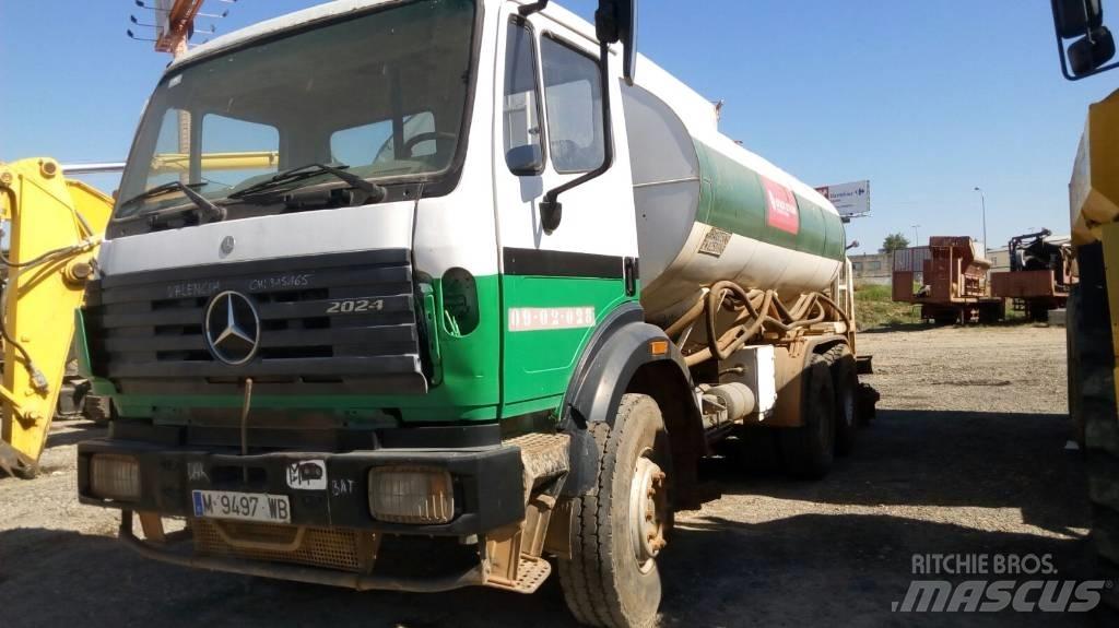 Mercedes-Benz 2024 Dump Trucks