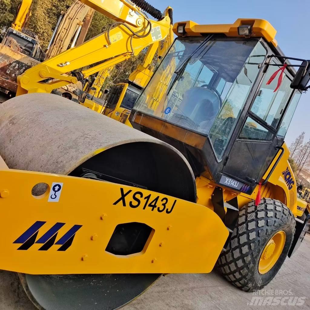 XCMG XS 142 J Single drum rollers