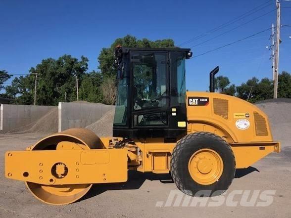 CAT CS44B Pneumatic tired rollers