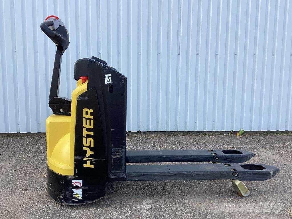 Hyster P2.0 Pedestrian stacker