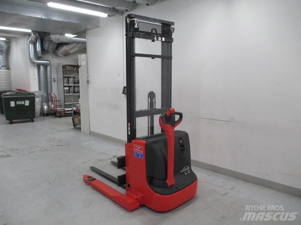 Linde L 12 as Pedestrian stacker
