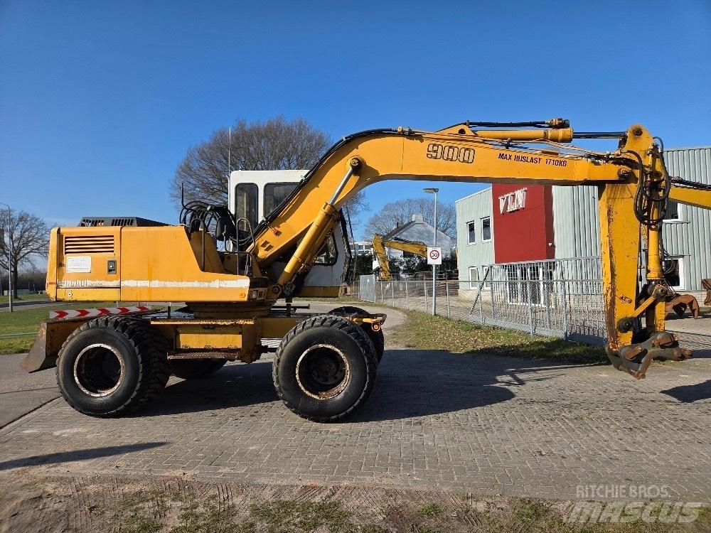 Liebherr A900 Wheeled Excavators