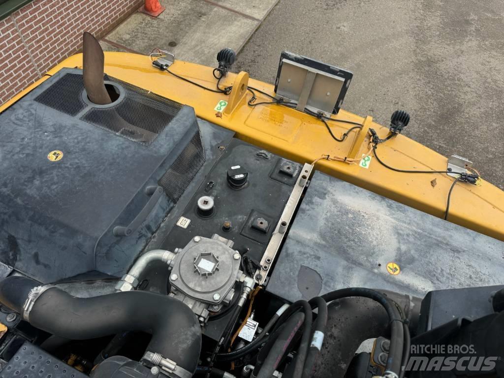 CAT MH3022 Waste / Industry Handlers