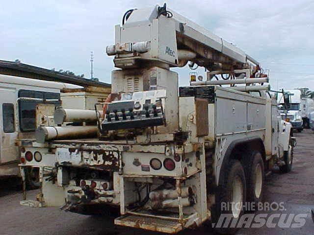 Altec D1000BR Digger Derricks trucks