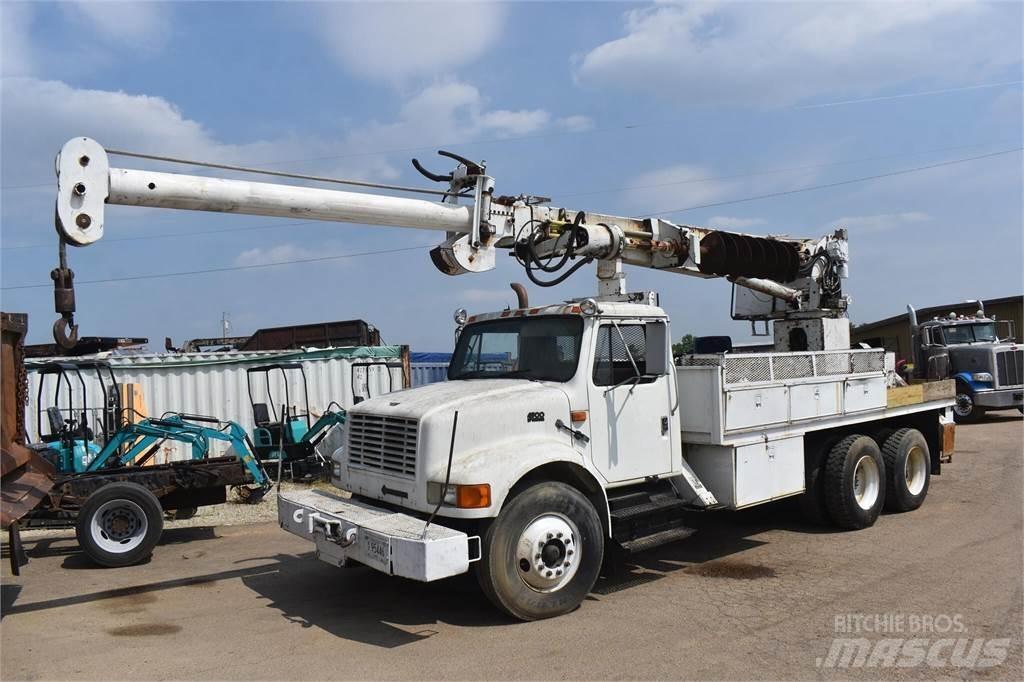 Altec D1090TR Digger Derricks trucks