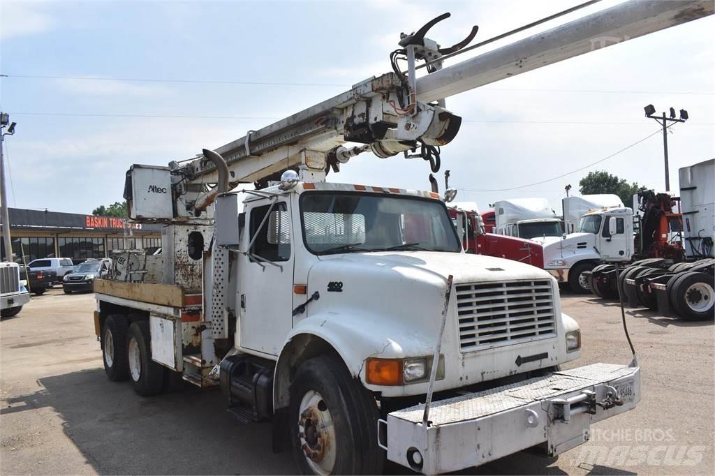 Altec D1090TR Digger Derricks trucks
