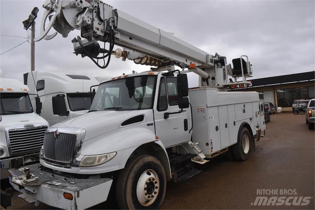 Altec D2045TR Digger Derricks trucks