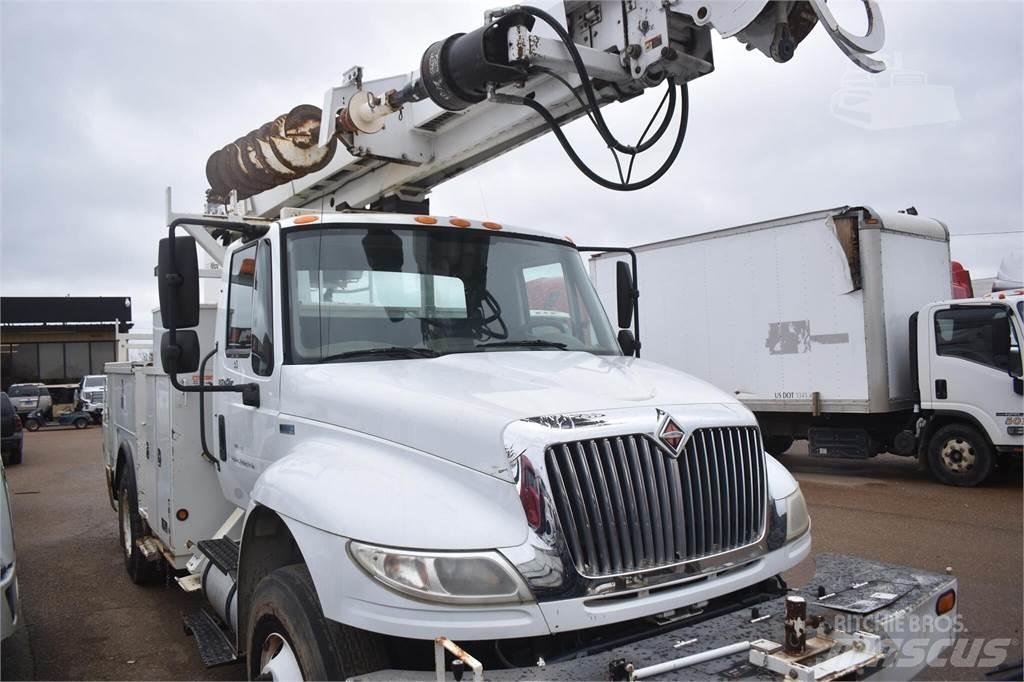 Altec D2045TR Digger Derricks trucks
