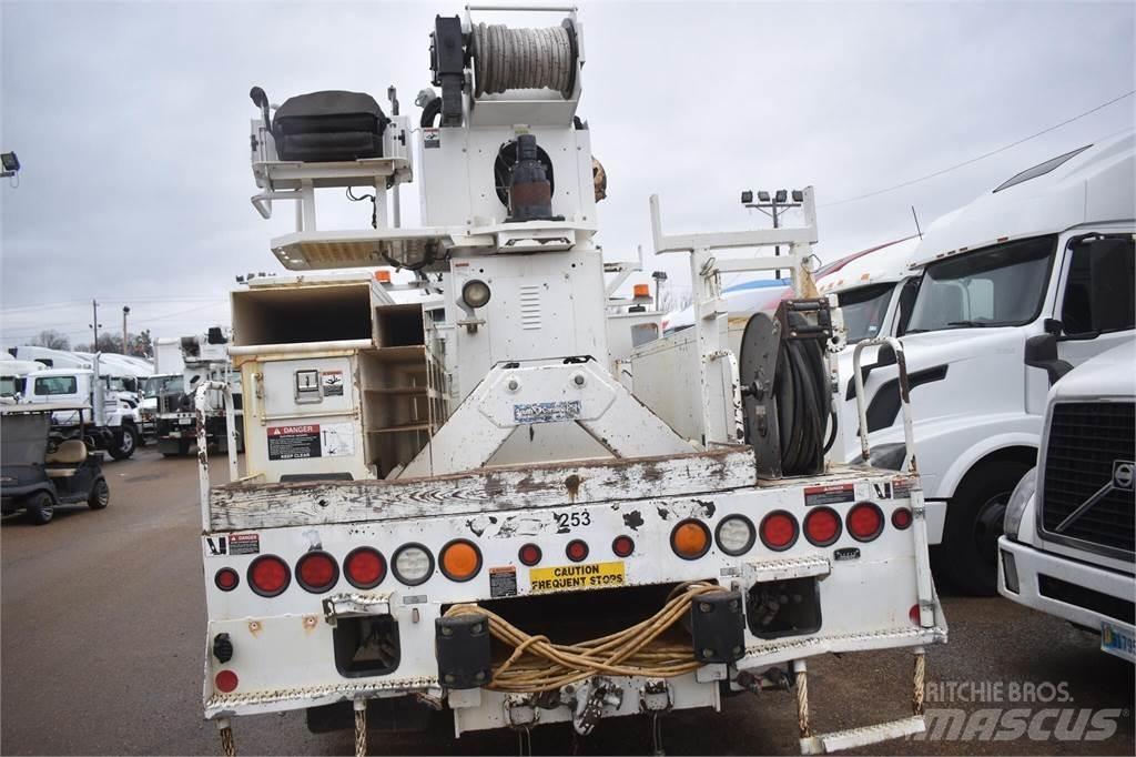Altec D2045TR Digger Derricks trucks