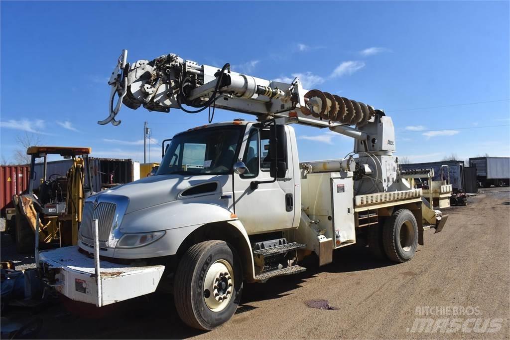 Altec D2045TR Digger Derricks trucks
