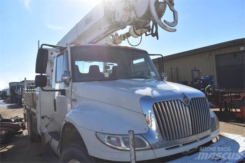 Altec D2045TR Digger Derricks trucks