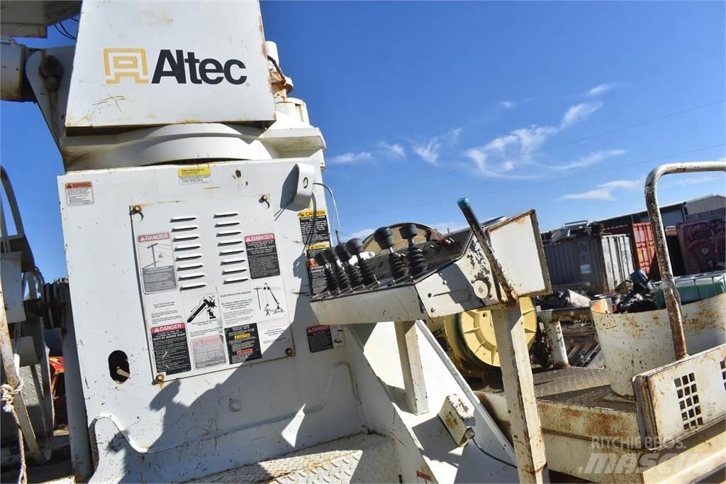 Altec D2045TR Digger Derricks trucks
