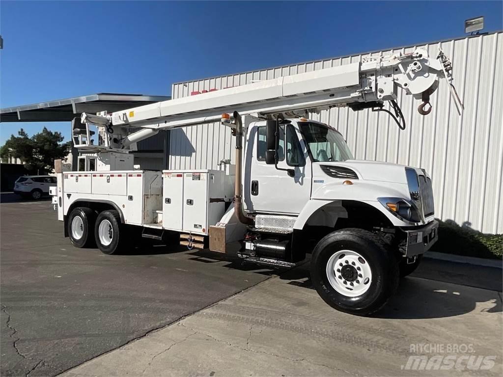 Altec D4065BTR Digger Derricks trucks