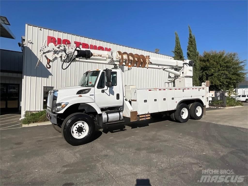 Altec D4065BTR Digger Derricks trucks