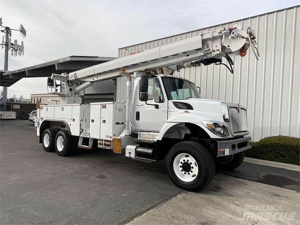Altec D4065BTR Digger Derricks trucks
