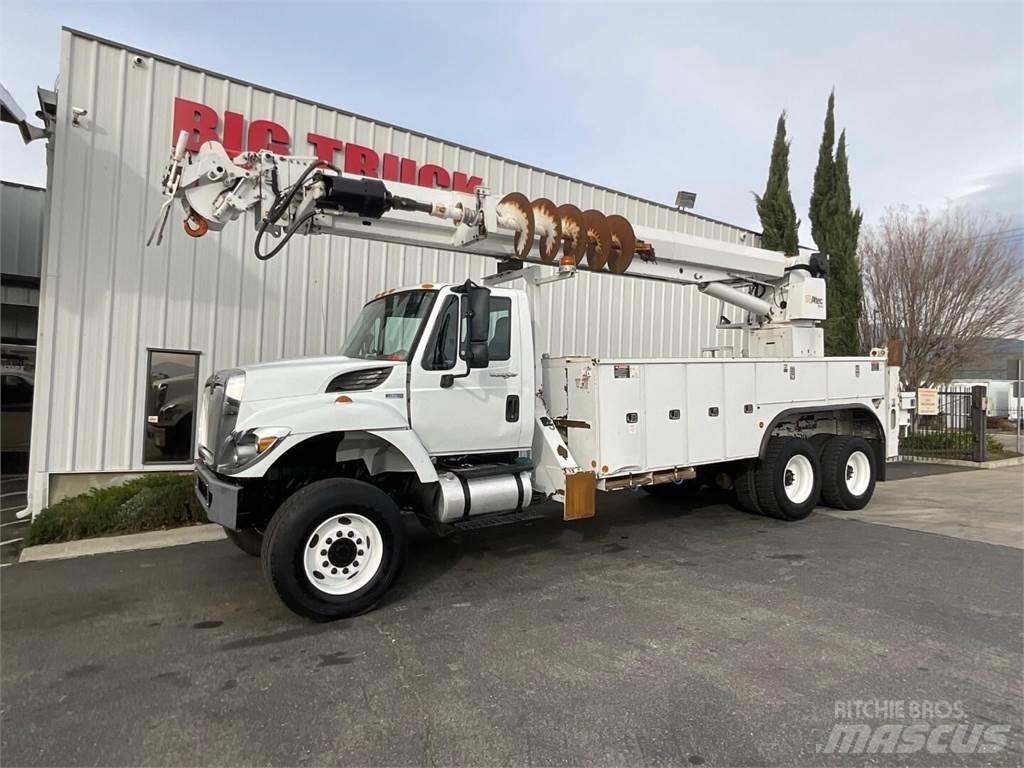 Altec D4065BTR Digger Derricks trucks