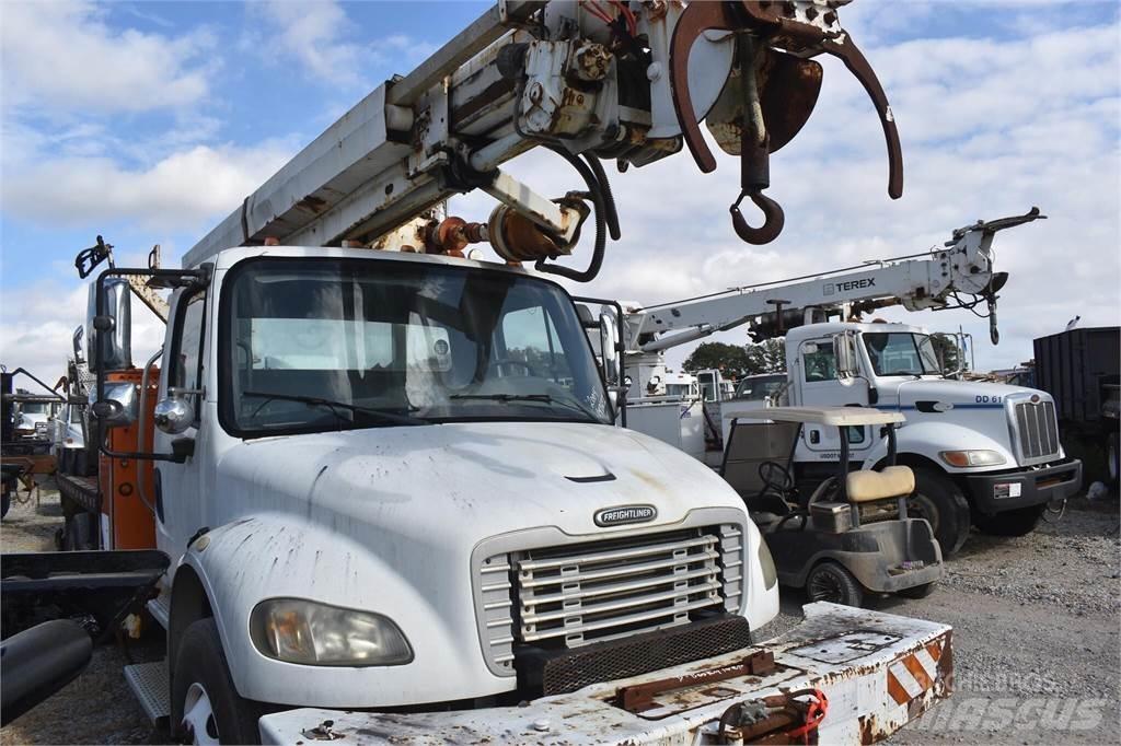 Altec D945B Digger Derricks trucks
