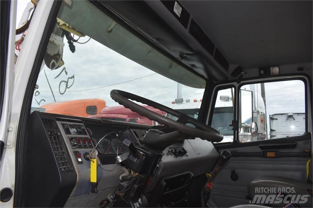 Altec D945TR Digger Derricks trucks