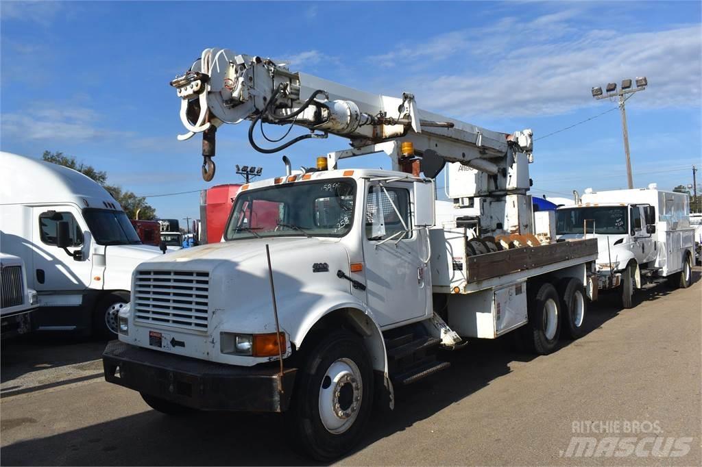 Altec D947TR Digger Derricks trucks
