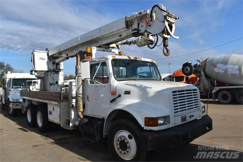 Altec D947TR Digger Derricks trucks