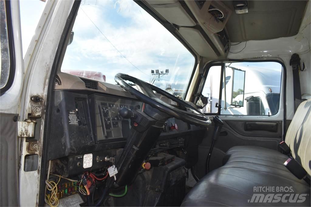 Altec D947TR Digger Derricks trucks