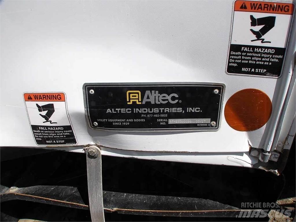 Altec DC47TR Digger Derricks trucks