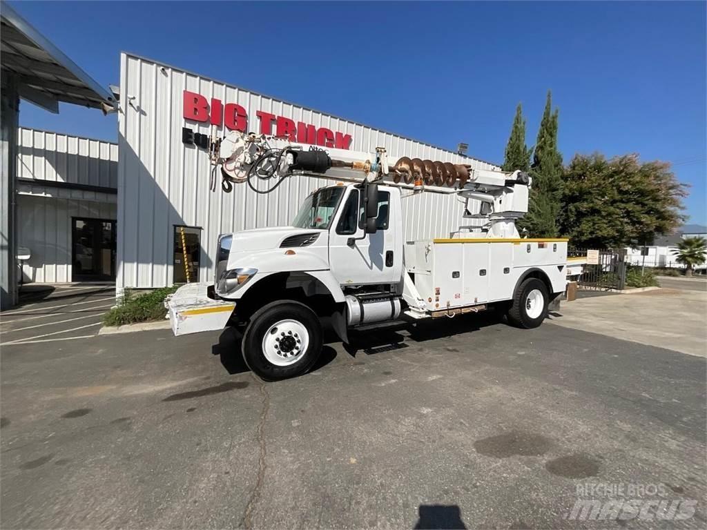 Altec DC47TR Digger Derricks trucks