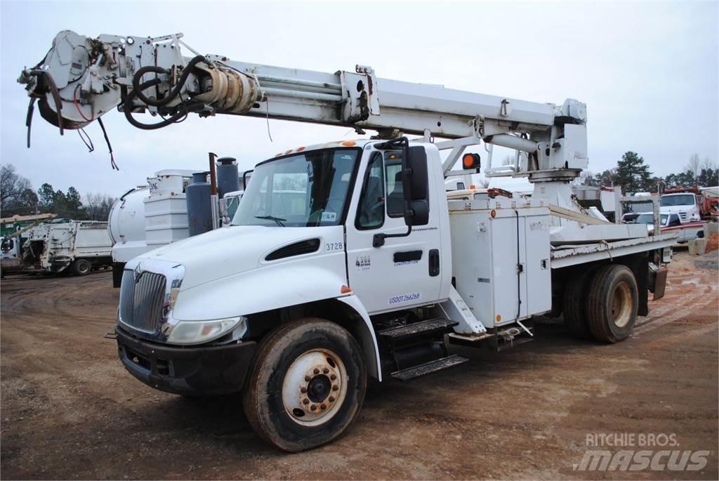 Altec DM47TR Digger Derricks trucks