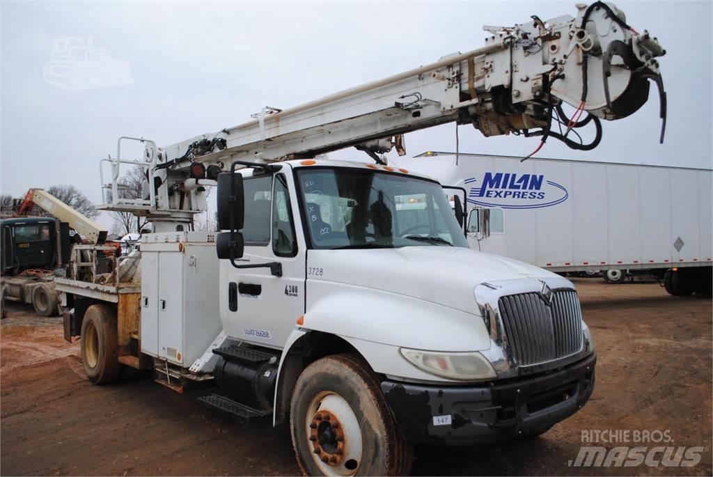 Altec DM47TR Digger Derricks trucks