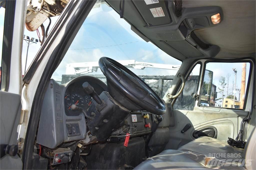 Altec DM47TR Digger Derricks trucks