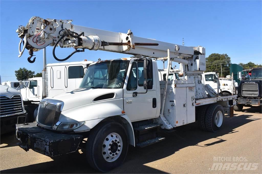 Altec DM47TR Digger Derricks trucks