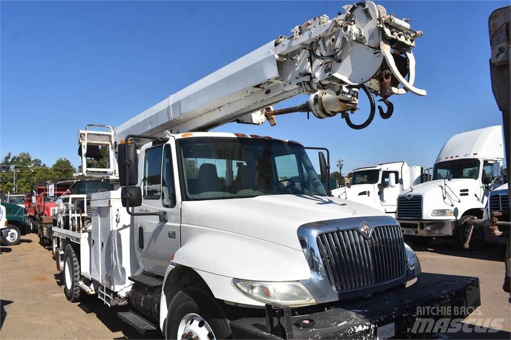 Altec DM47TR Digger Derricks trucks
