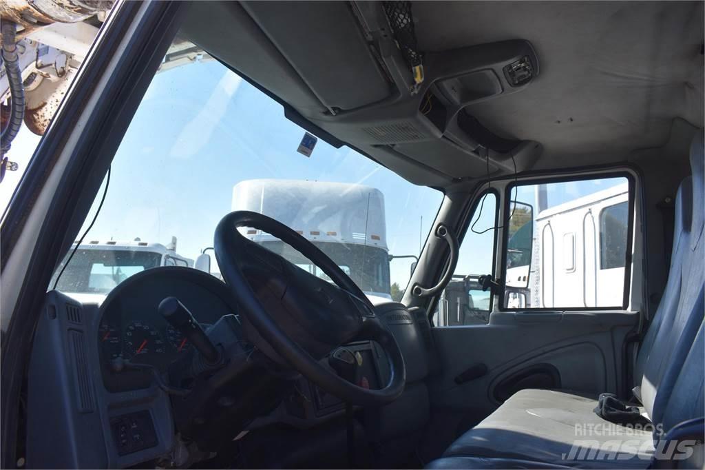 Altec DM47TR Digger Derricks trucks