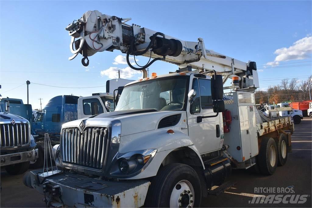 Altec DM47TR Digger Derricks trucks