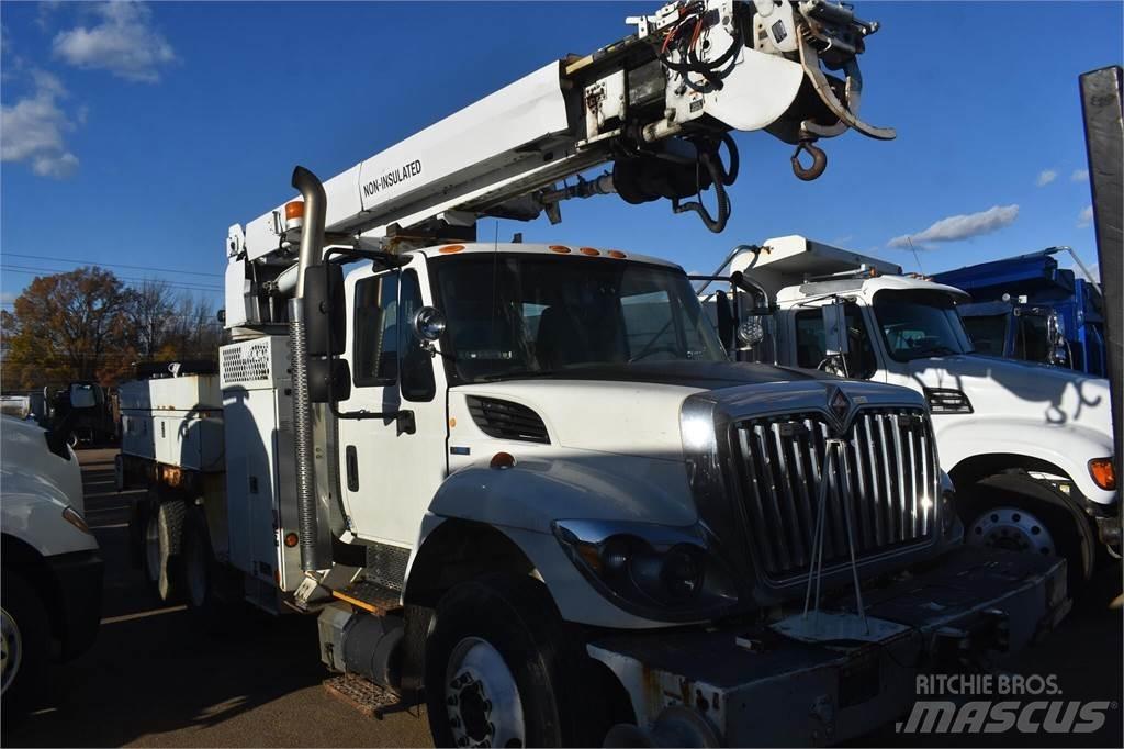 Altec DM47TR Digger Derricks trucks