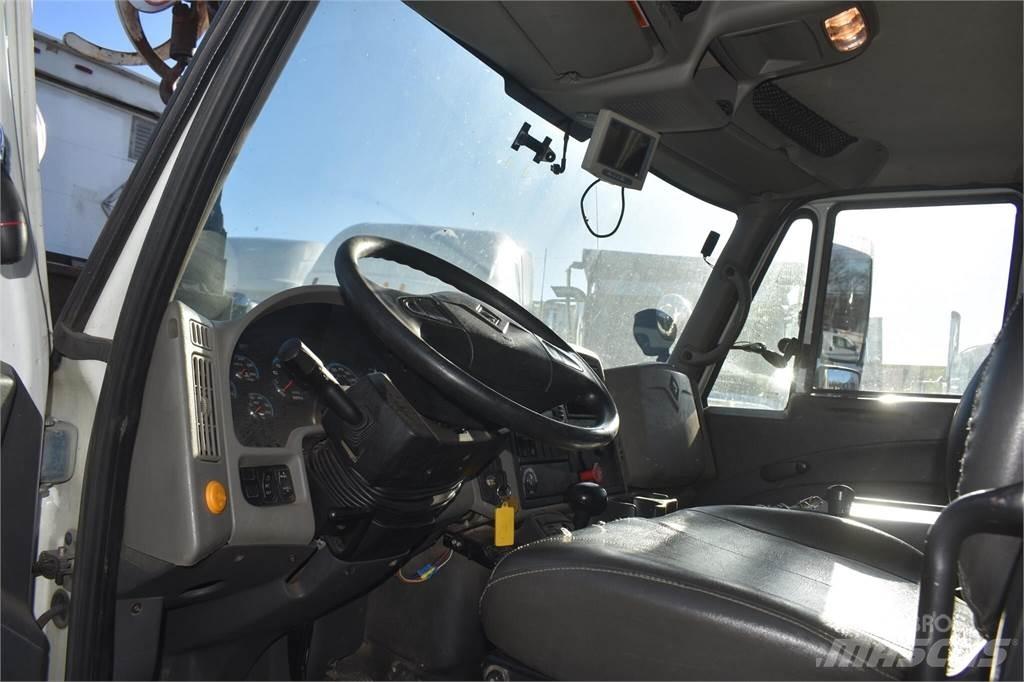 Altec DM47TR Digger Derricks trucks