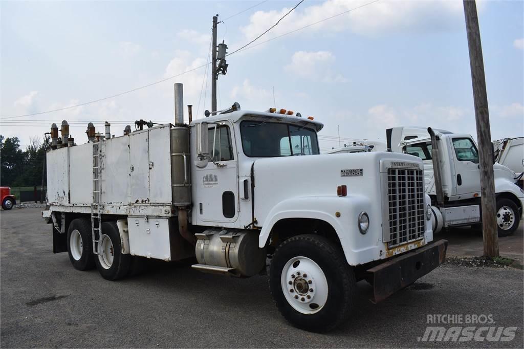 International 4370 Tank Trucks