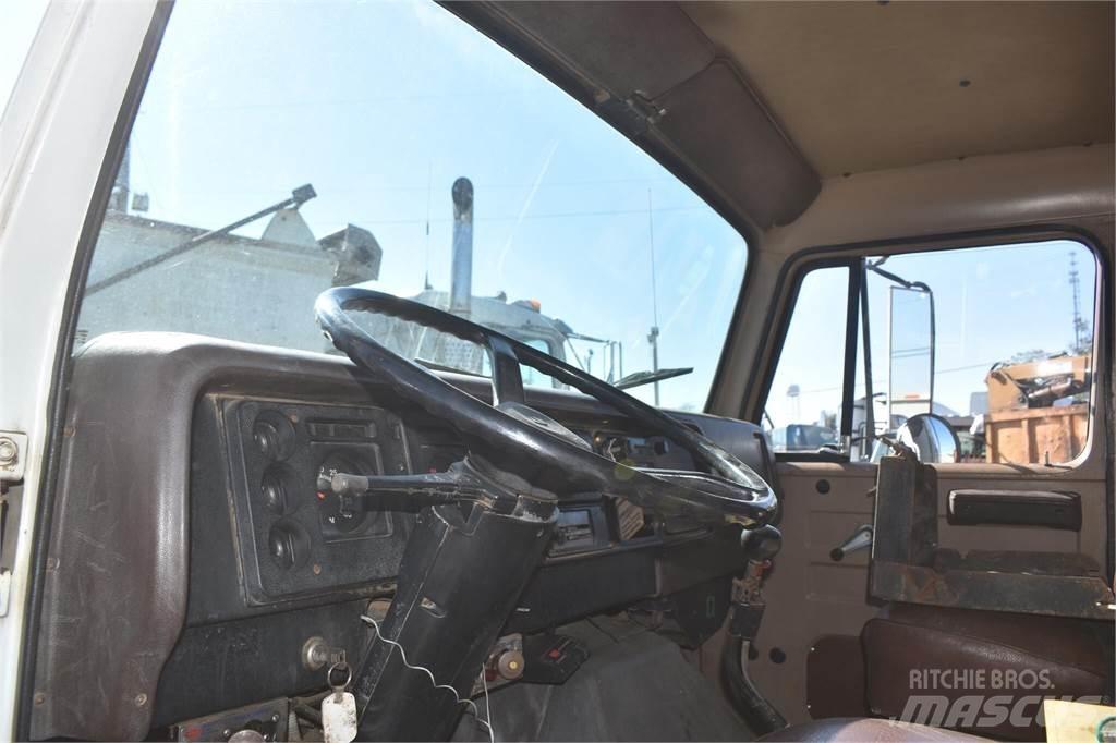 International S1900 Dump Trucks
